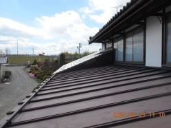 筋かいを壁に設置するために用いる金具が小屋束と梁の接合部に取り付けられるなど、杜撰な取り付けが見られた。